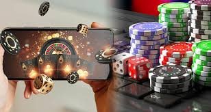 Pengguna membaca acara 805 lewat mobile